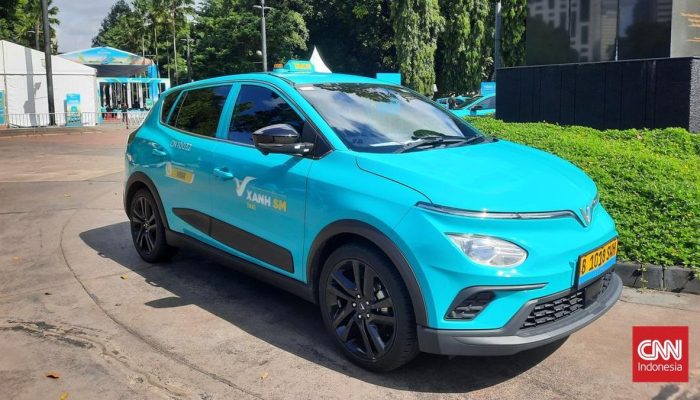 Aman Melalui Perlintasan Kereta Setelah Insiden Taksi Ditabrak